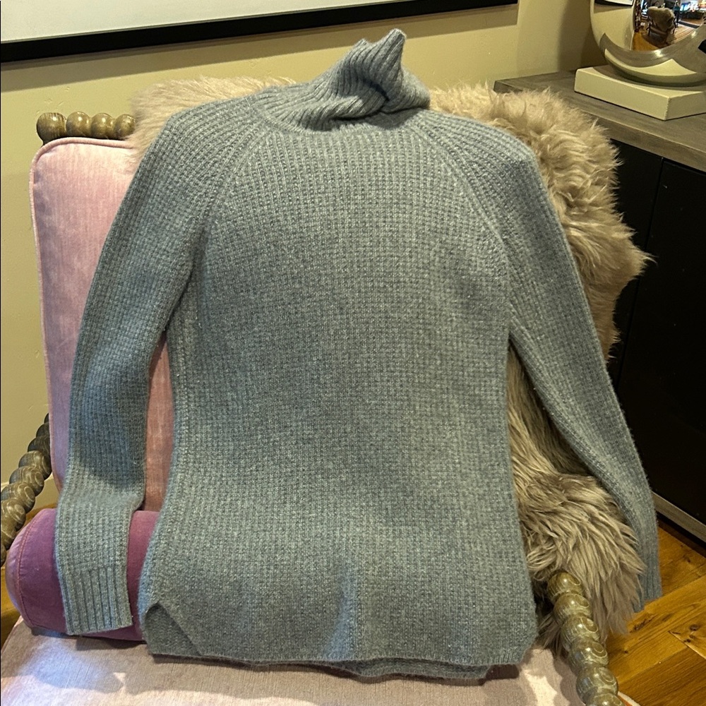 Theory blue gray 100% cashmere ribbed turtleneck